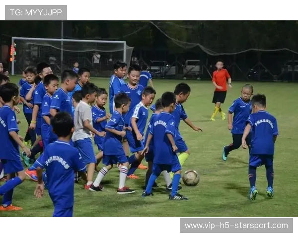 球队在夜场比赛中体能分配获教练肯定，夜场足球比赛